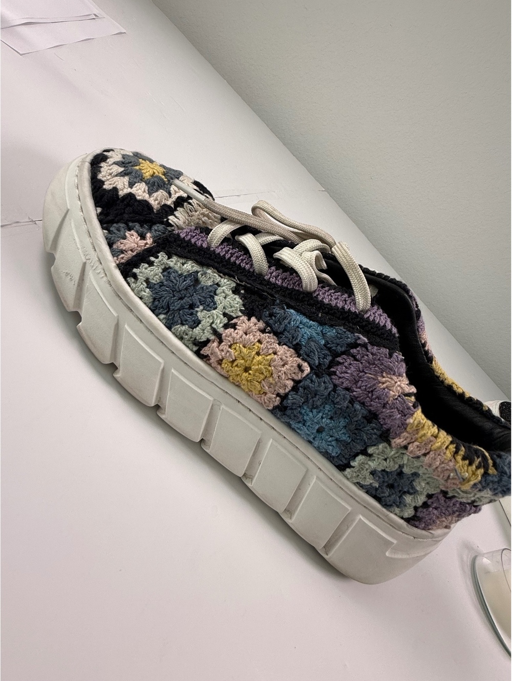 Free People "Catch ME IF YOU CAN" Crochet Sneakers Size 8 - Picture 4 of 8